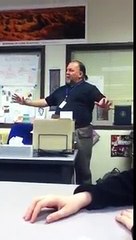 Un professeur se présente "Mr K" en rap fasse à sa classe