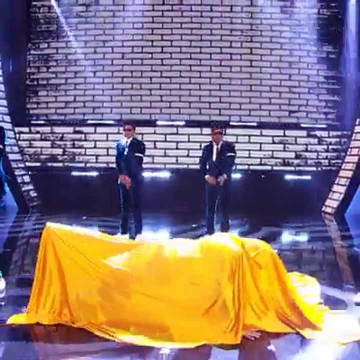 Khaidi no.150 song..dance performance by american Steve Harvey show