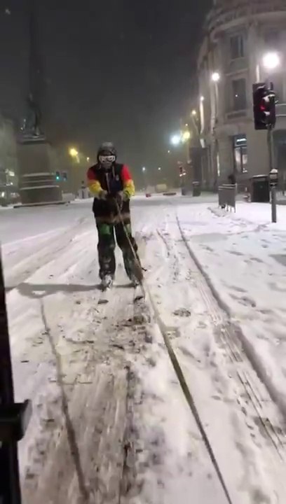 Ski tracté par un Van en pleine ville !! vive l'hiver