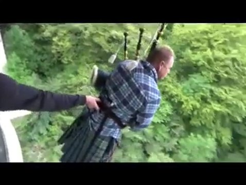 Cornemuse à l'élastique : il saute en kilt en jouant un hymne écossais !