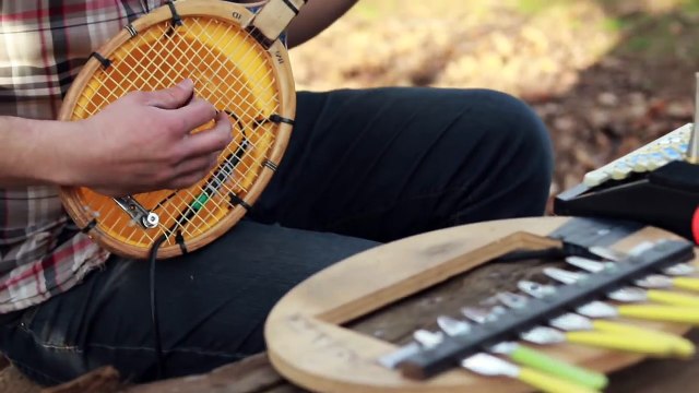 Musique jouée sur des instruments fabriqués avec des objets du quotidien !