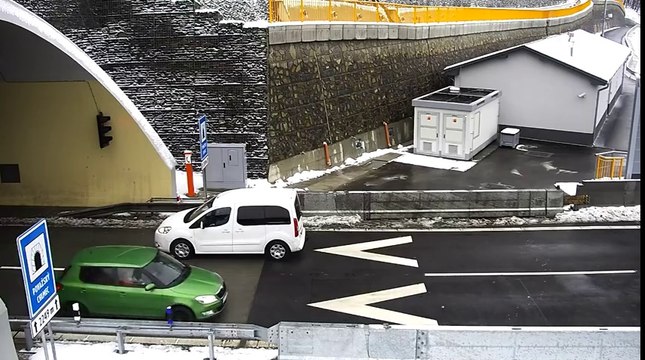 Demi-tour et contre-sens sur l'autoroute pour reprendre la sortie !