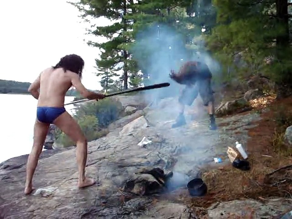 Des métalleux au camping... allume le feu !