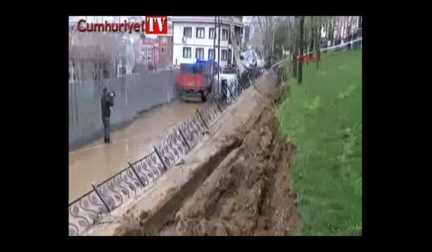 Eyüp'te parkın duvarı çöktü