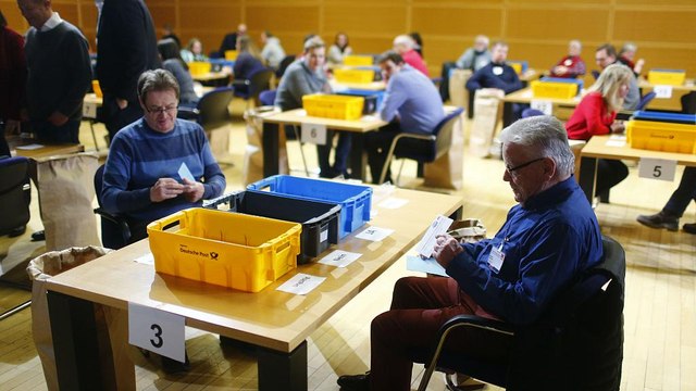 ميركل تتنفس الصعداء بعد تصويت الحزب الاشتراكي الديمقراطي لشكيل ائتلاف حكومي معها