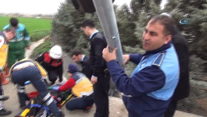 Motosikletiyle konvoya el sallarken elektrik direğine çaptı