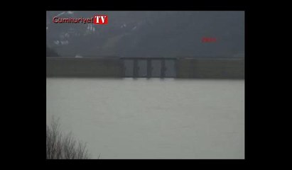 Baraj suları yükseldi, yol sular altında kaldı