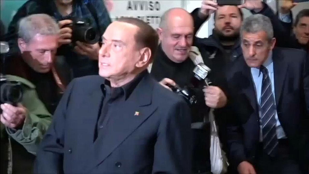 Femen stört berlusconi bei stimmabgabe