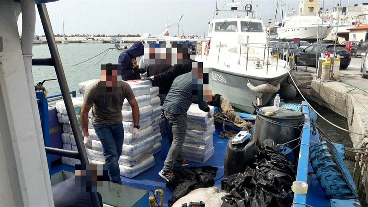 خفر السواحل اليونانيين يصادرون مخدرات بقيمة 15...