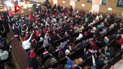 في حملة "المرأة العاملة" لدعم السيسي.. "جيهان السادات" تصافح زوجات وأمهات الشهداء