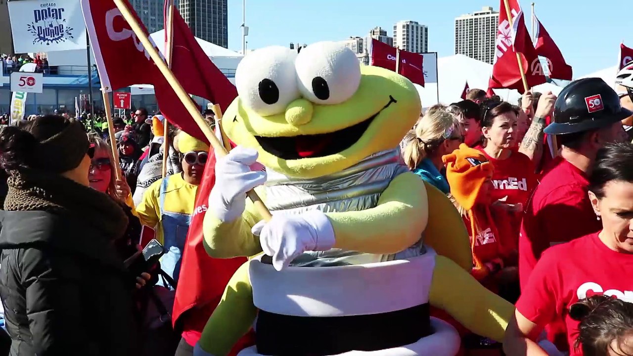 Dondurucu soğukta Michigan Gölü’ne girdiler - CHICAGO