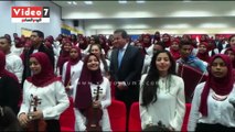 وزير التعليم العالى يشارك طلاب جامعة أسوان ترديد أغنية 