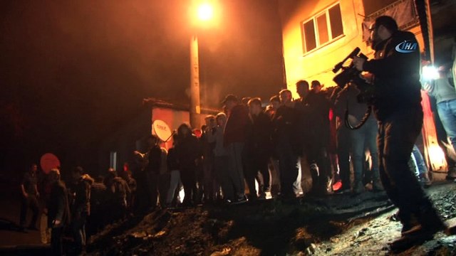 2 ev alev alev yandı, mahalleli itfaiye hortumlarıyla yangına müdahale etti