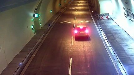 WTF, Il fait demi-tour dans un tunnel en Slovaquie