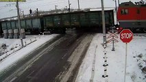 Un camion n'arrive pas à freiner et se retrouve sur la voie ferrée au moment du passage d'un train