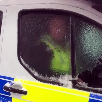 Casser une vitre à coup de tête...