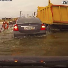 Download Video: Un camion surchargé fait couler un pont temporaire et les voitures qui sont dessus