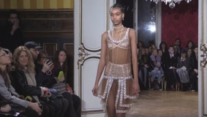 Galliano y Akris y liberan la silueta femenina en la pasarela de París