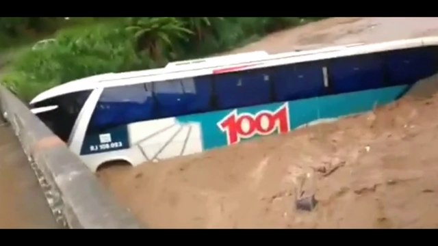 Ônibus é Arrastado Durante Temporal em Petrópolis RJ