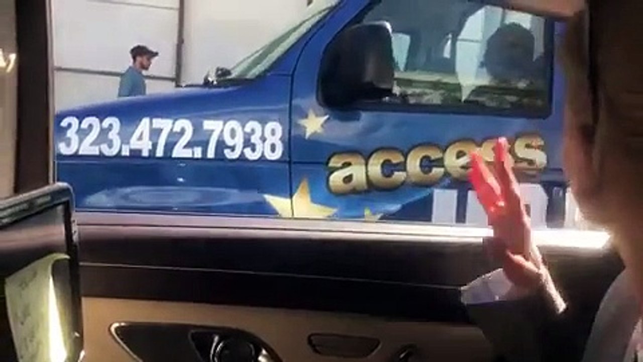 Nicole Kidman Surprises Fans In Hollywood Tour Bus On Her Way To The Oscars: Watch Amazing Video