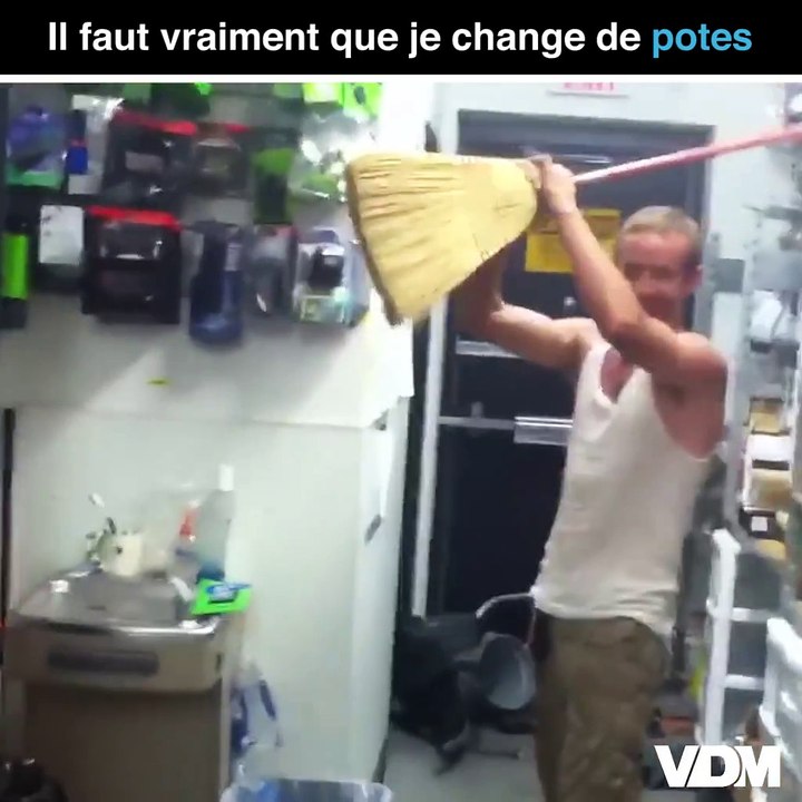 Au Moyen-Âge le roi adoubait ses chevaliers, de nos jours on fait ça entre potes... C'est moins classe et plus douloureux.