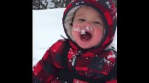 Ce bébé adore manger la neige la tête plongée dedans !