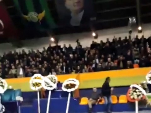 CHP Manisa Milletvekili Özgür Özel, Akhisar Esnaf Kefalet Kooperatifi seçimlerinde protesto edildi