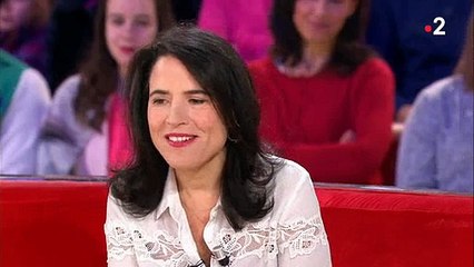 Mazarine Pingeot revient sur la difficulté qu'elle a eu à être sour le feu des projecteurs du jour au lendemain - Regardez