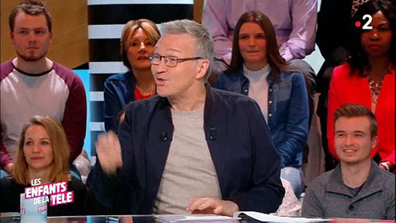 Laurent Ruquier rediffuse un énorme fou rire de Gérard Holtz qui présentait le JT en 1978 ! Regardez