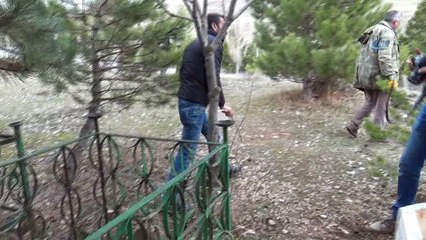 Mezarlığa dadanan sarhoşlar köylüyü canından bezdirdi