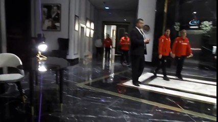 Trabzonsporlu Taraftarlar Şenol Güneş'i Ziyaret Ederek Çiçek Verdi