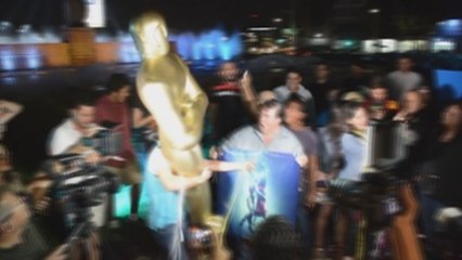 Mexicanos festejan triunfo de Guillermo del Toro en ciudad natal del director