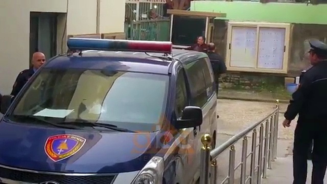 Vrau babain e 4 fëmijëve, autori mbërrin duke qarë në gjykatë