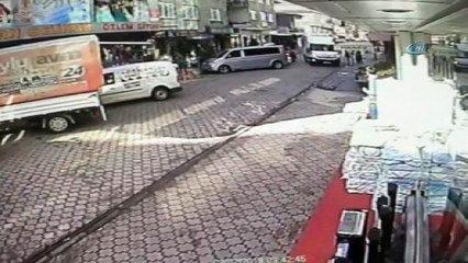 Aracın açık kalan arka tente kapağının sebep olduğu kaza böyle görüntülendi