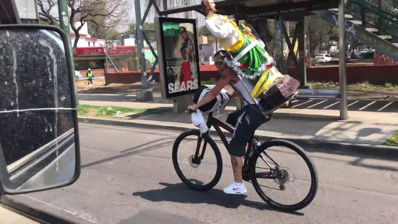 Un cycliste transporte une statue (Fail)