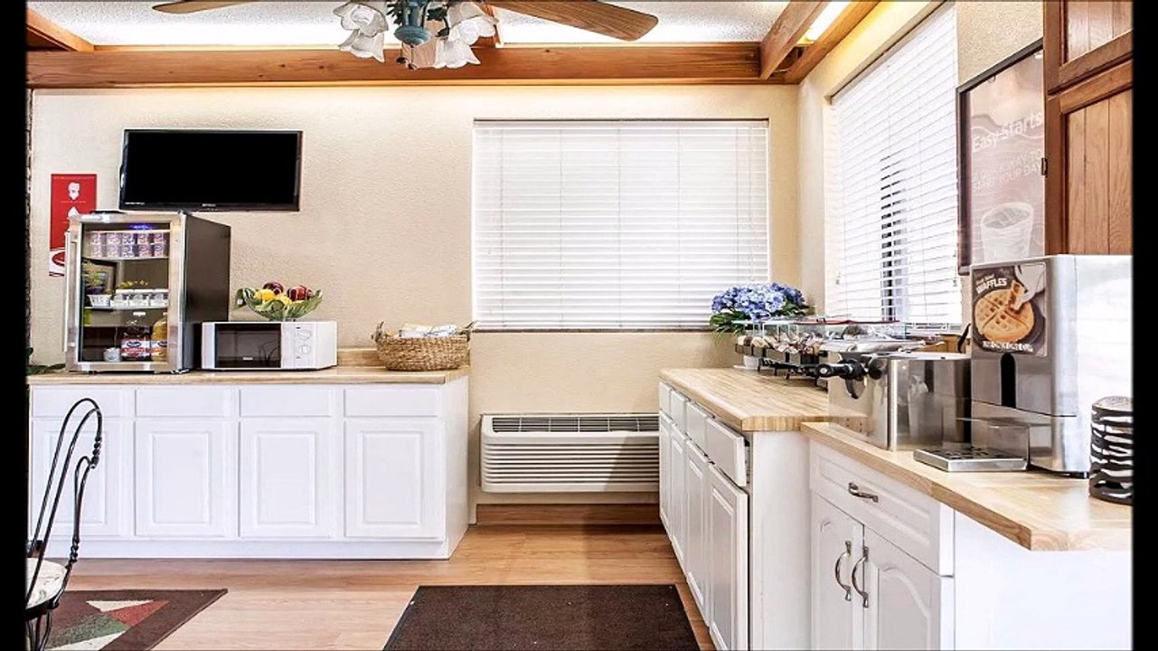 Econo Lodge Inn & Suites