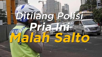 Ditilang Polisi, Lelaki Ini Malah Salto