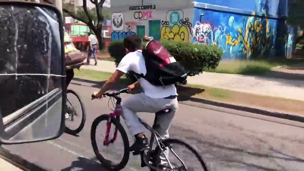 Un cycliste transporte une statue (Fail)