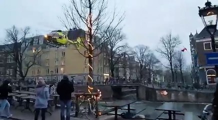Un hélicoptère se pose sur un pont à Amsterdam