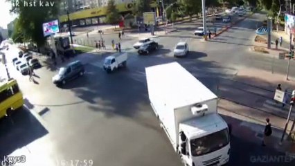 Otomobil yayalara çarptı, o anlar kameraya böyle yansıdı