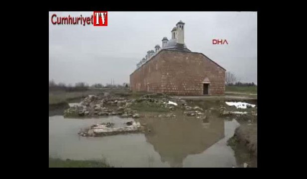 Tunca Nehri taştı, köprü trafiğe kapatıldı