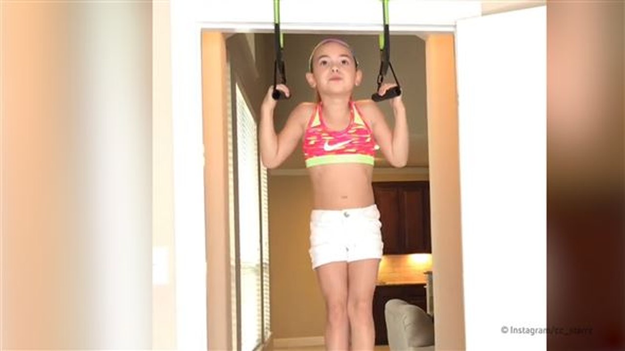 Mini-Muskelprotz: Kind drückt nicht nur die Schulbank