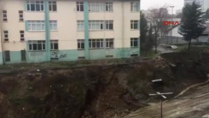Şişli Meslek Lisesinin Yanındaki Toprak Kaymasıyla İlgili Yeni Görüntüler