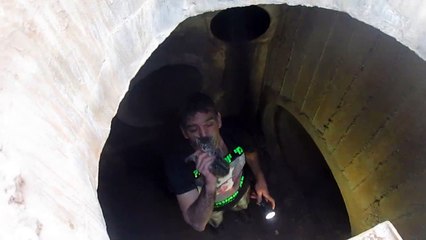 Homem salta para um esgoto para salvar gatinho que lá estava preso