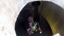 Homem salta para um esgoto para salvar gatinho que lá estava preso