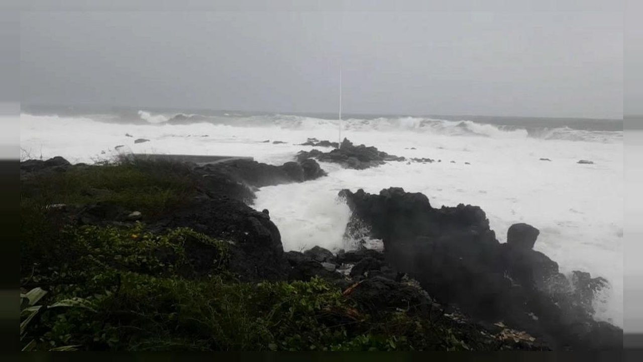 Vigilance pluie et houle à La Réunion, Dumazile passe au large