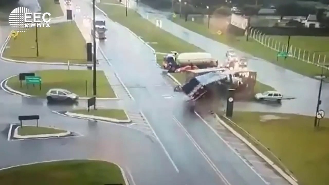 Un bus coupe la route d'un camion et c'est le drame