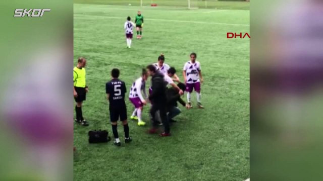 Sakatlanan futbolcusunu sırtında taşıdı
