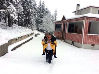 Şehit Babasını Sırtında Taşıyan Sağlık Personeli Altınla Ödüllendirildi