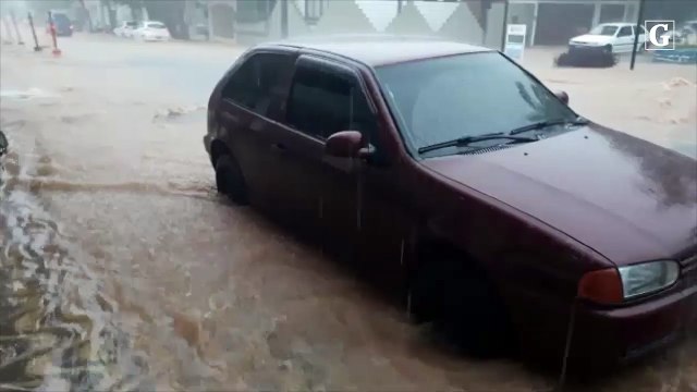 Chuva alaga ruas de Alegre